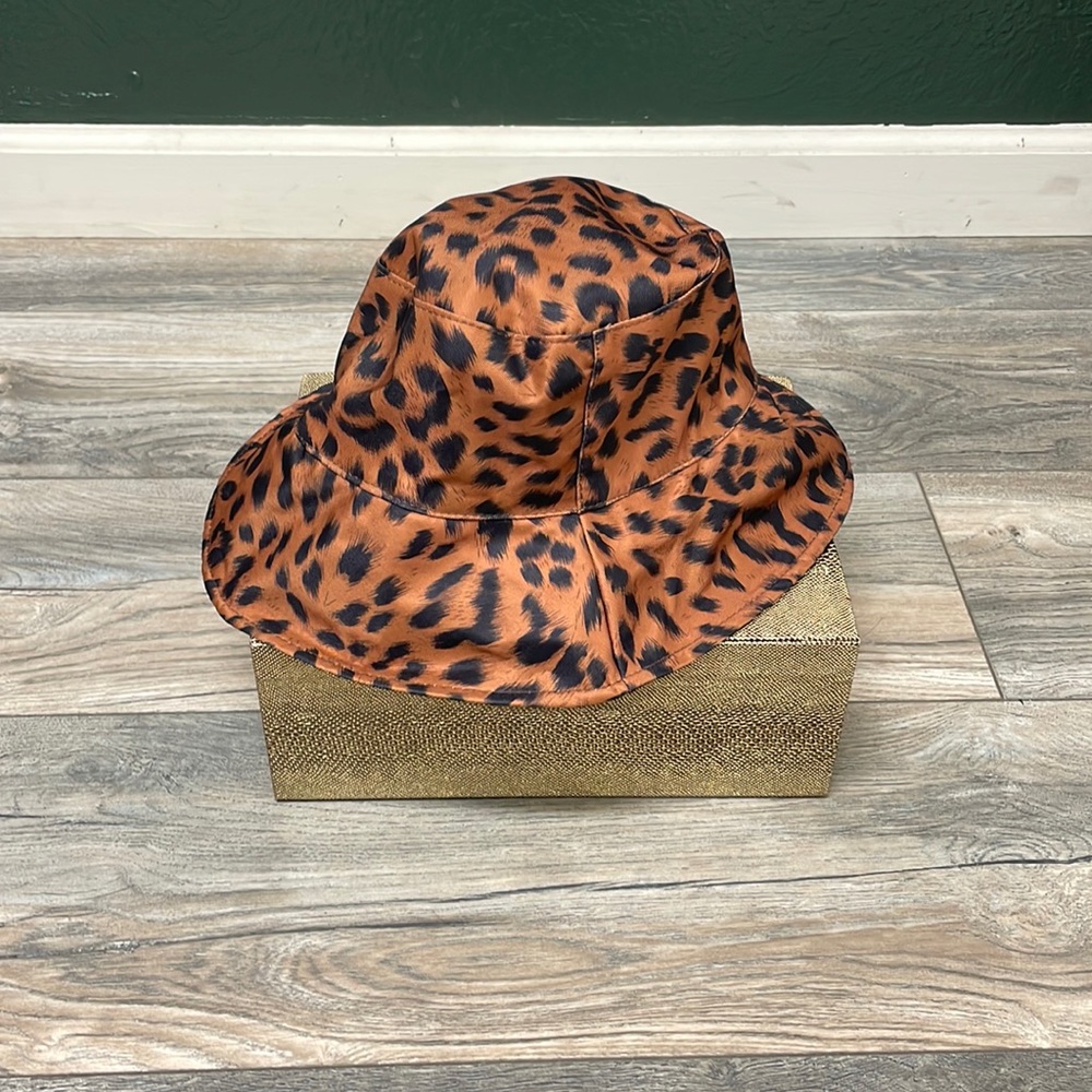 Reversible Black/cheetah bucket hat